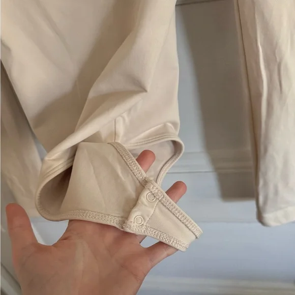 Aritzia Babaton Contour Longsleeve Bodysuit in Light Denude, Size XS - Picture 5 of 6